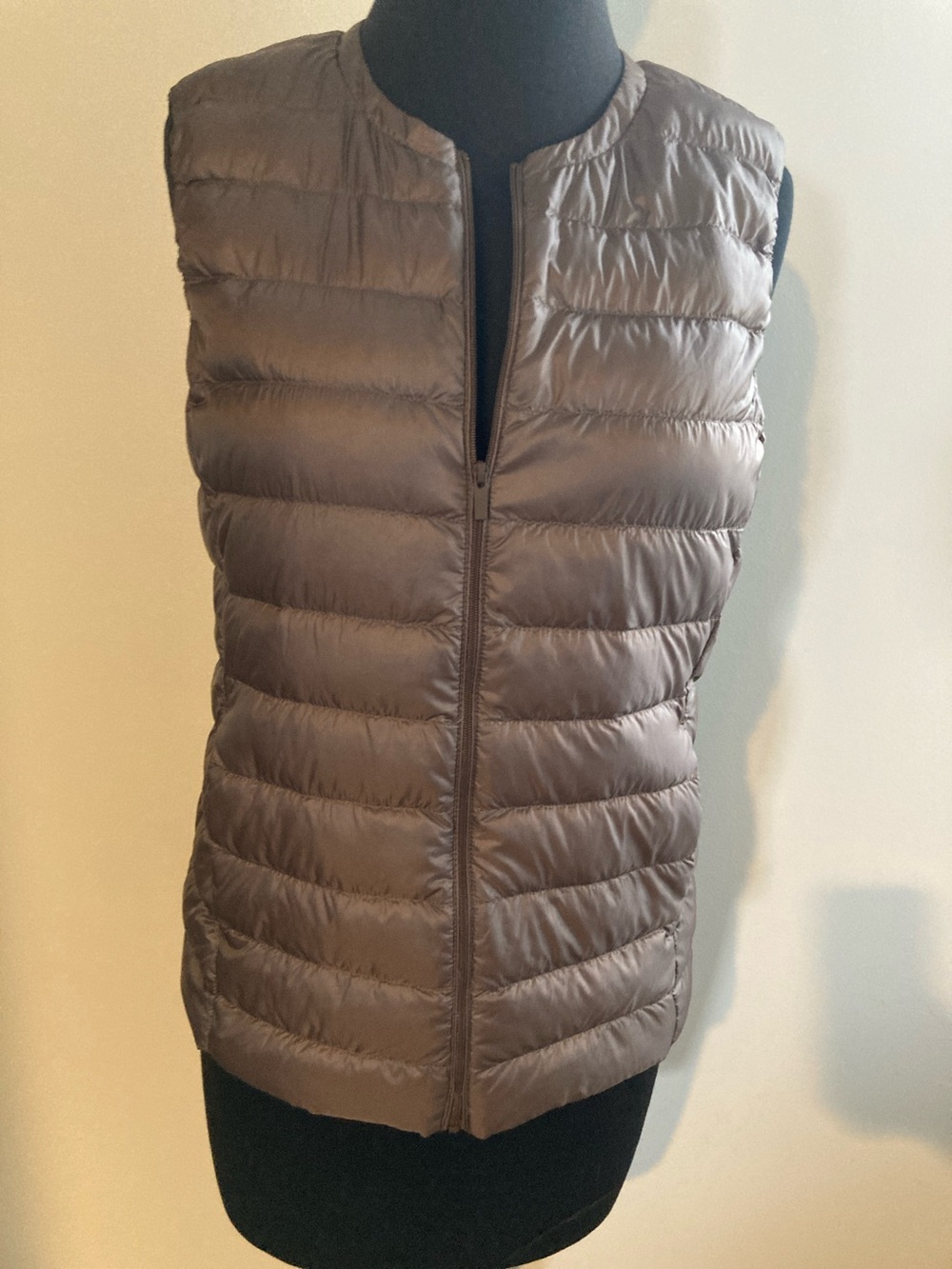 Uniqlo Ultra Light Down Compact Vest Collarless Puffer S651
